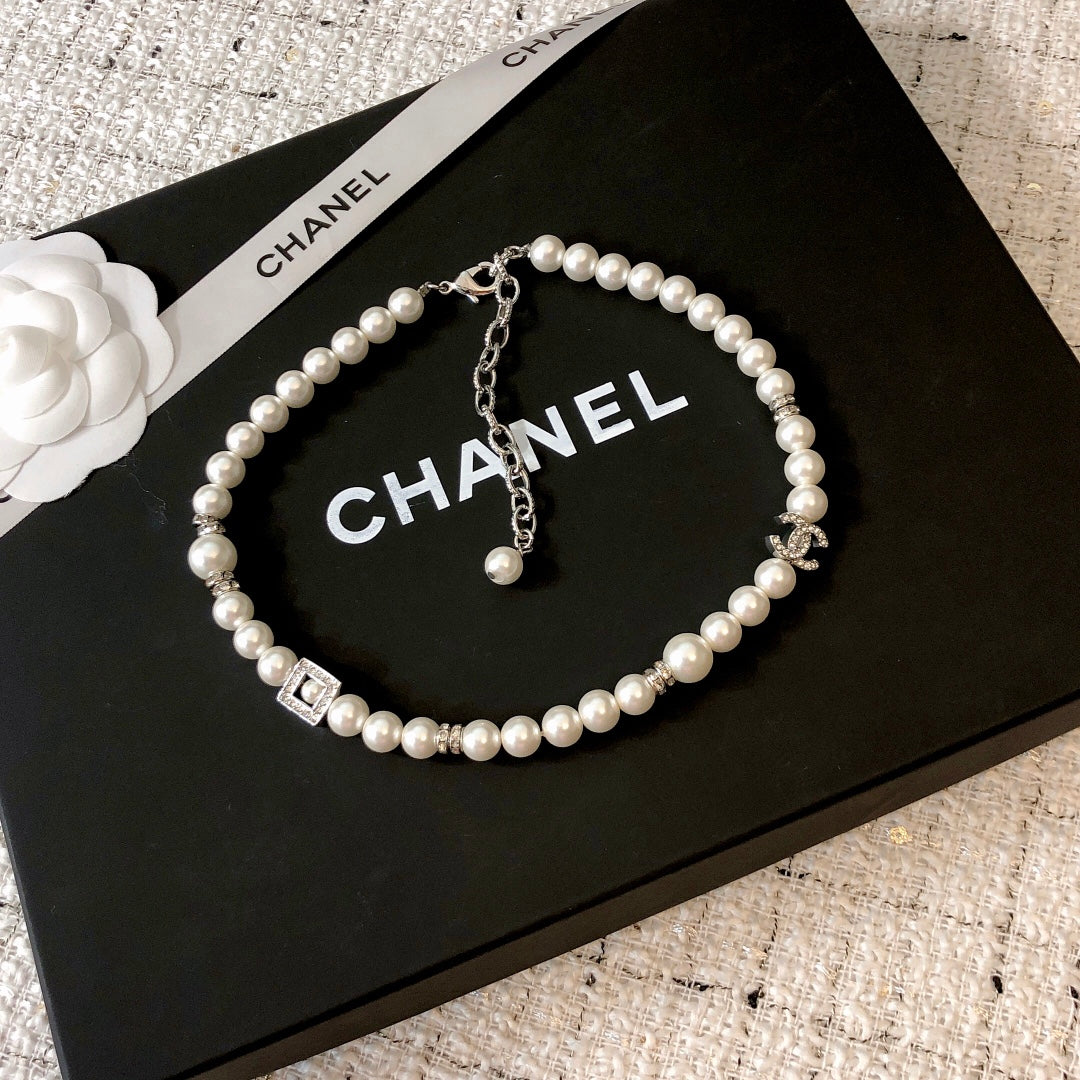 CHANEL 26S DOUBLE C LOGO PEARL NECKLACE WITH CRYSTAL DETAIL IN SILVER METAL 631884