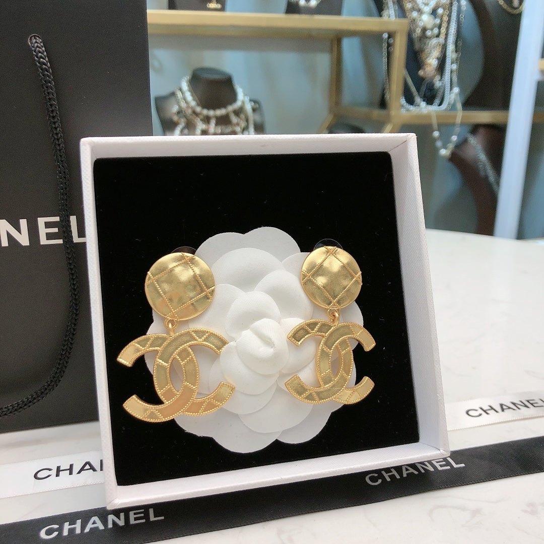 CHANEL 26S DOUBLE C LOGO QUILTED DROP EARRINGS IN GOLD METAL 631885