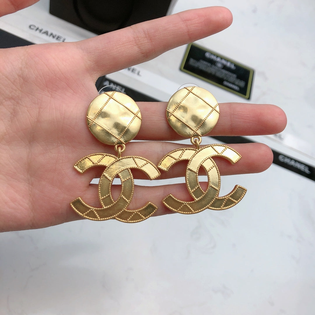 CHANEL 26S DOUBLE C LOGO QUILTED DROP EARRINGS IN GOLD METAL 631885