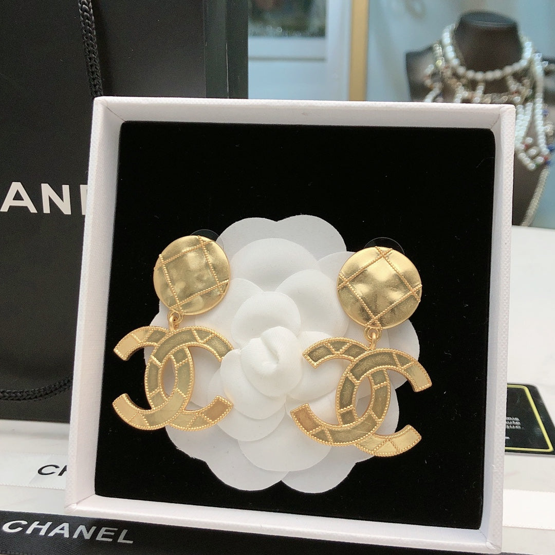 CHANEL 26S DOUBLE C LOGO QUILTED DROP EARRINGS IN GOLD METAL 631885