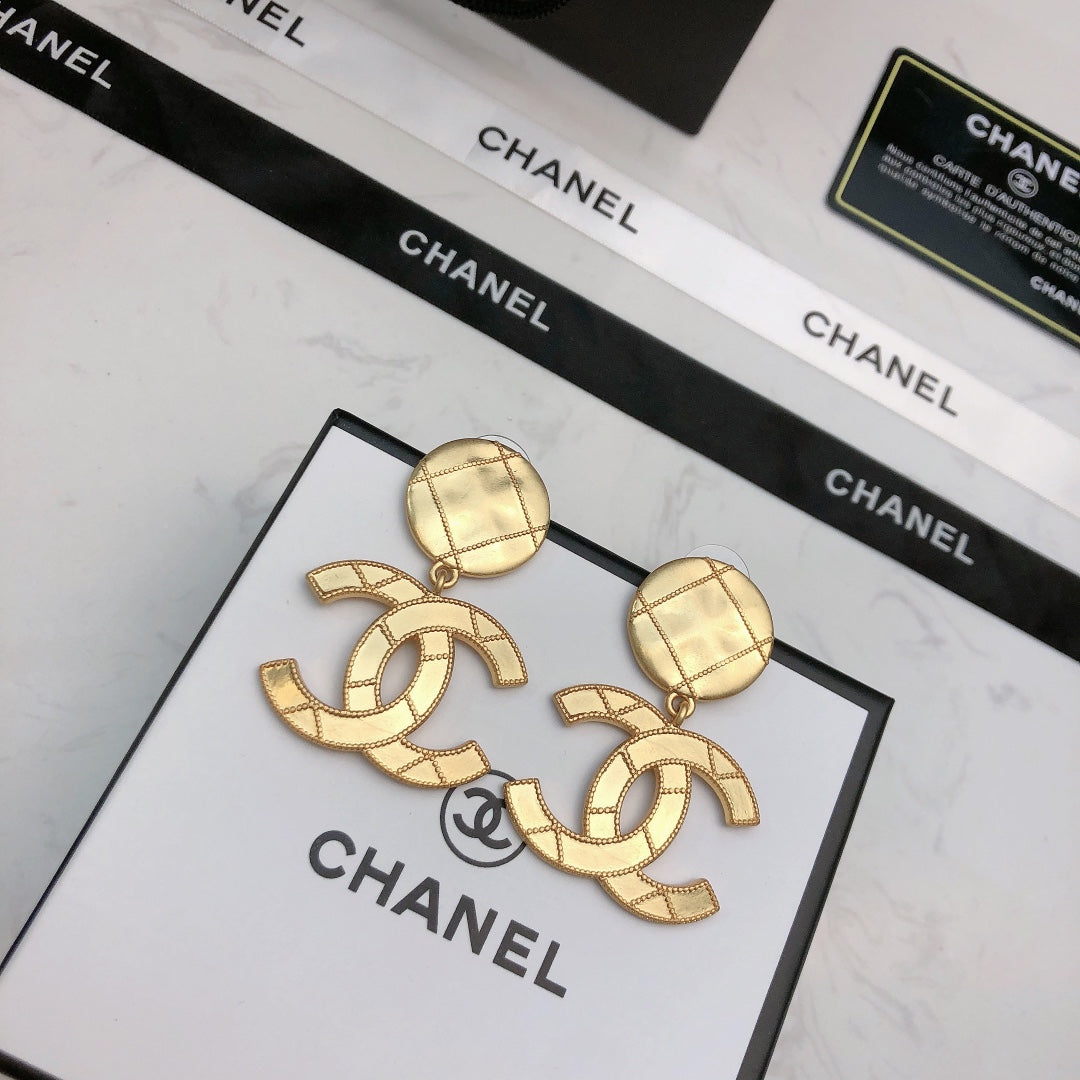 CHANEL 26S DOUBLE C LOGO QUILTED DROP EARRINGS IN GOLD METAL 631885