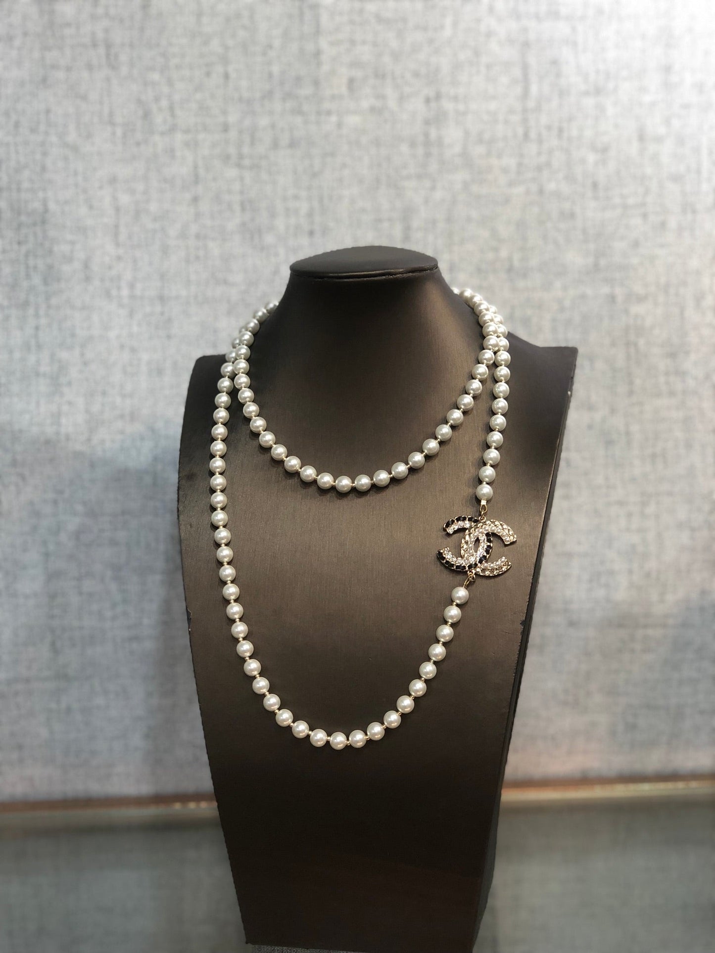 CHANEL 26S DOUBLE C LOGO PEARL LAYERED NECKLACE WITH CRYSTAL CC DETAIL IN GOLD METAL 631831