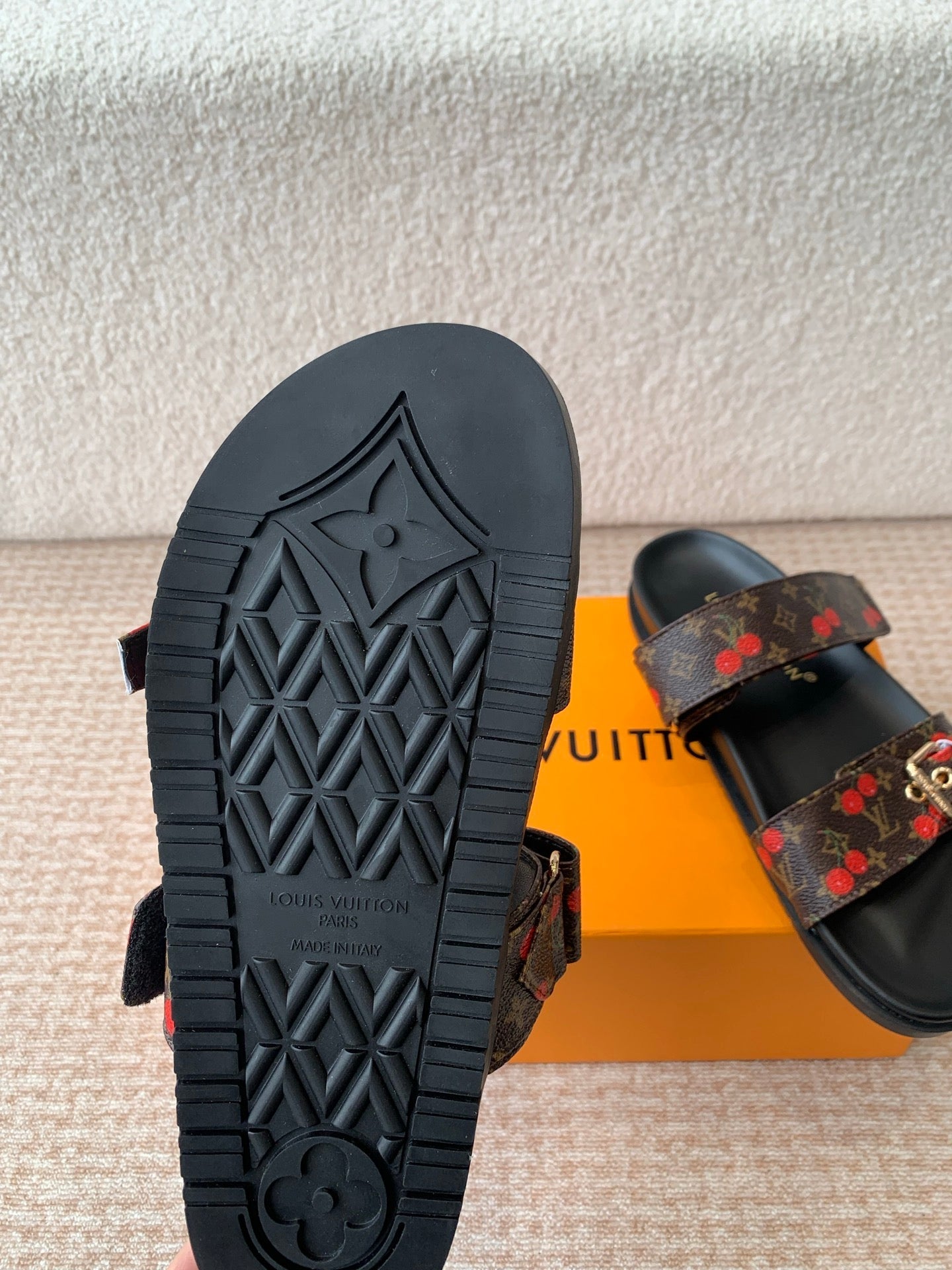 Bom Dia Flat Comfort Mule  x TM Brown Sheepskin Mix Cherry Motif 319378