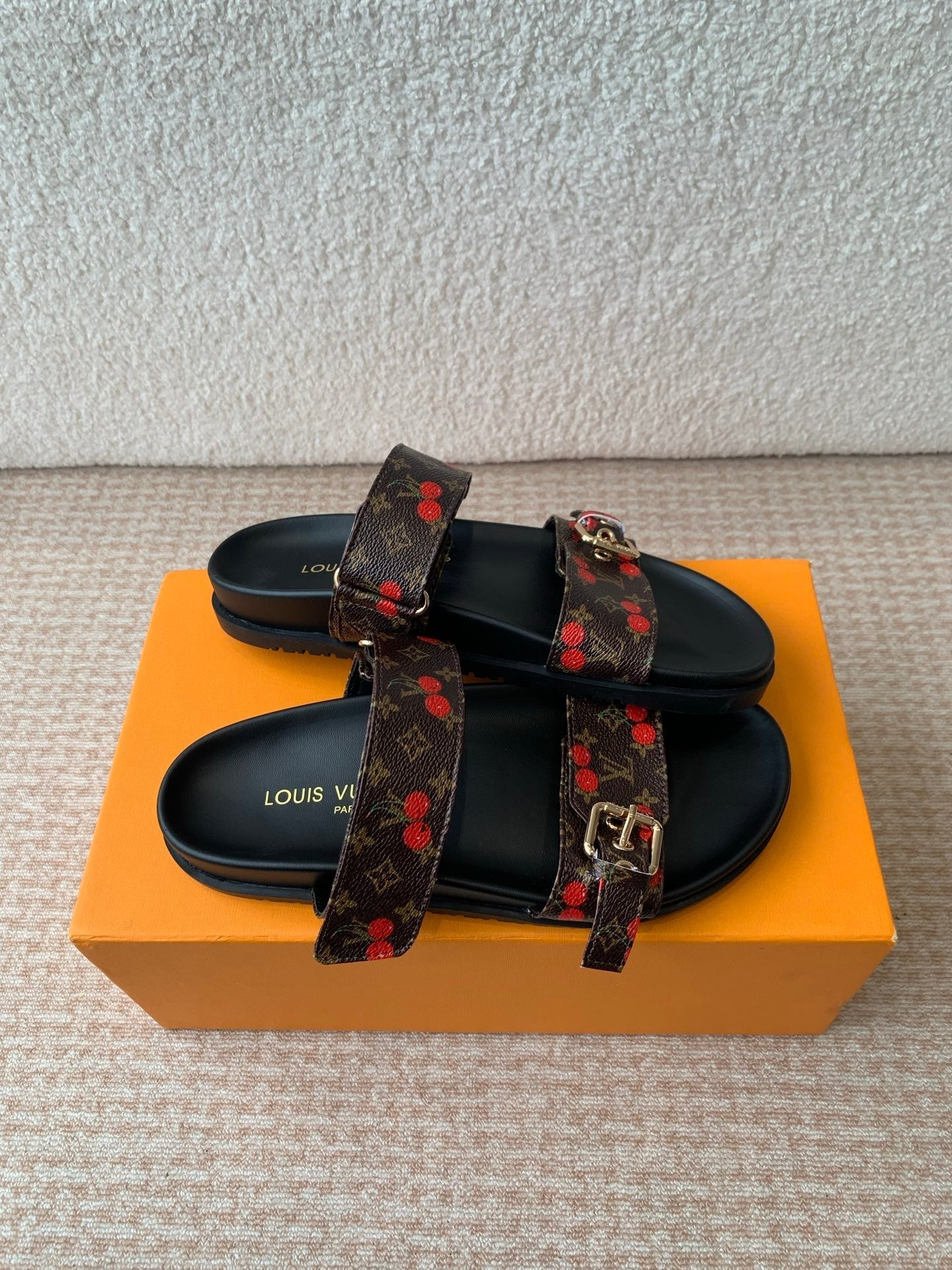 Bom Dia Flat Comfort Mule  x TM Brown Sheepskin Mix Cherry Motif 319378