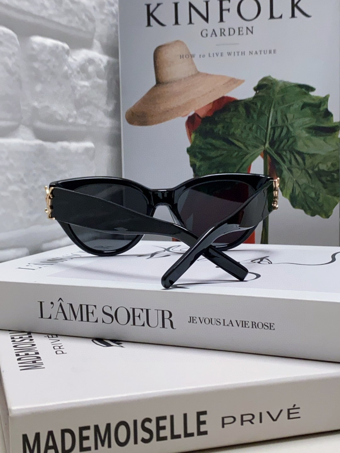 YSL CAT-EYE SUNGLASSES IN BLACK ACETATE WITH GOLD LOGO DETAIL