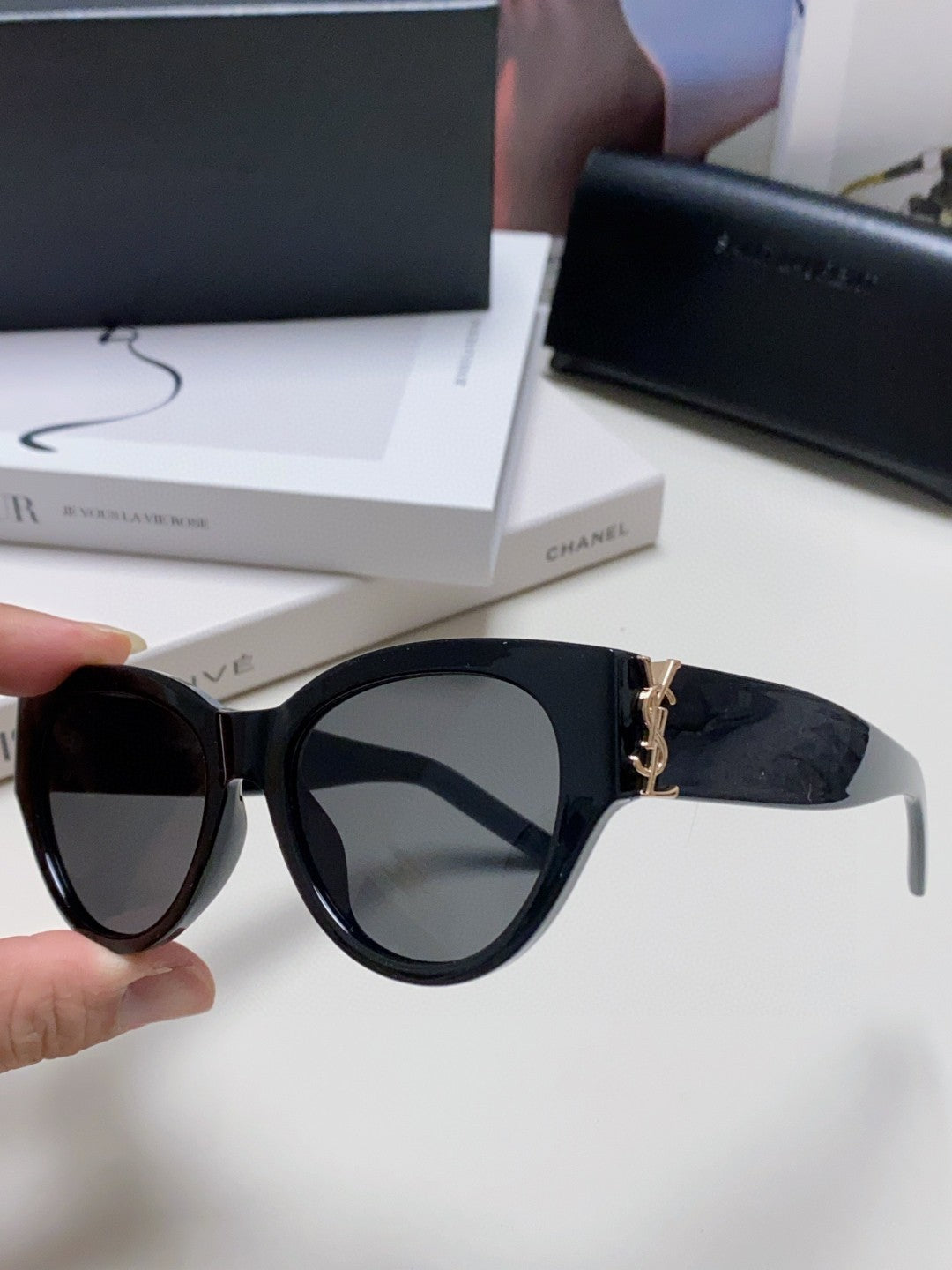 YSL CAT-EYE SUNGLASSES IN BLACK ACETATE WITH GOLD LOGO DETAIL