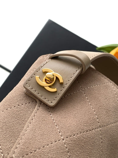 CHANEL 26S BUCKET SHOULDER BAG MEDIUM 29 IN LIGHT BEIGE SUEDE AND CALFSKIN GOLD HARDWARE