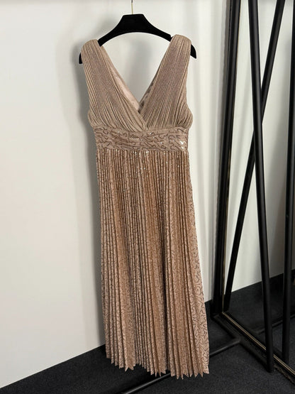 25 new V-neck pleated suspender dress