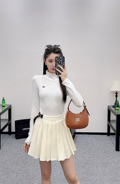 25 High-waisted pleated skirt with one side buckle