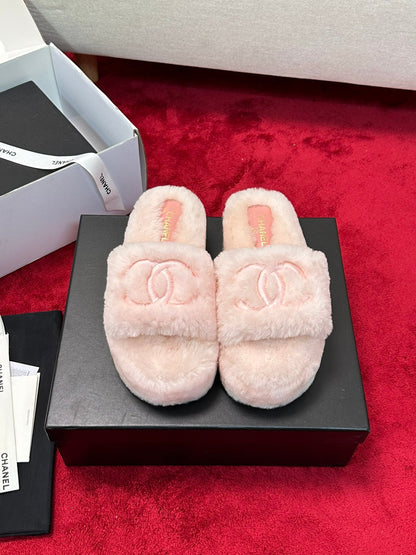 25 Thick soled hairy slippers