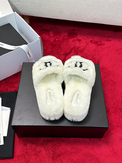 25 Thick soled hairy slippers