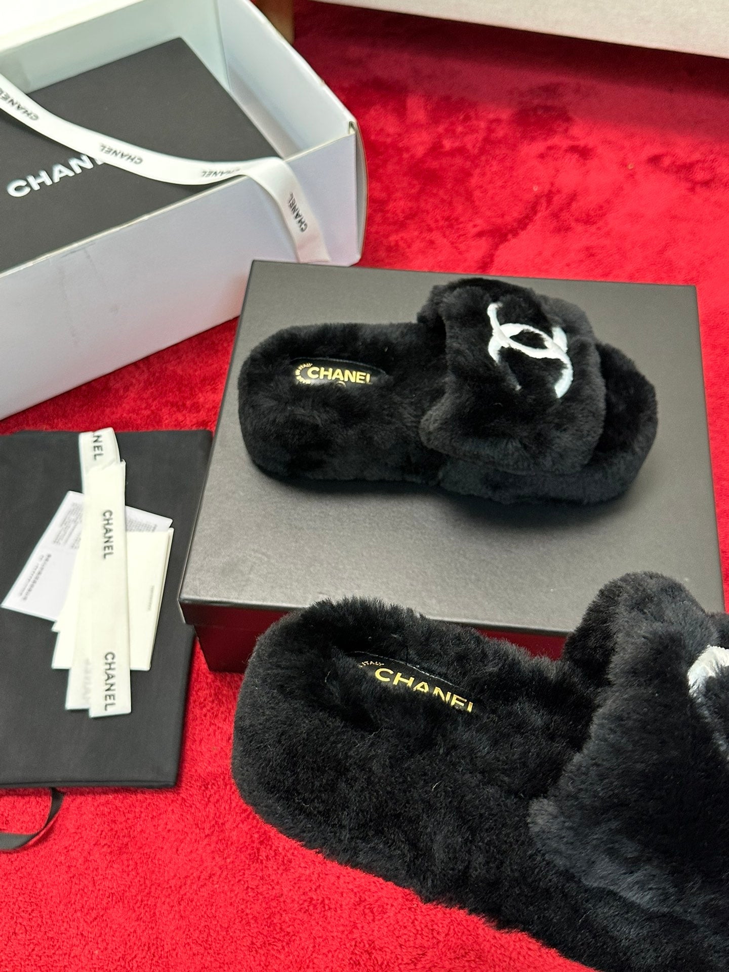 25 Thick soled hairy slippers