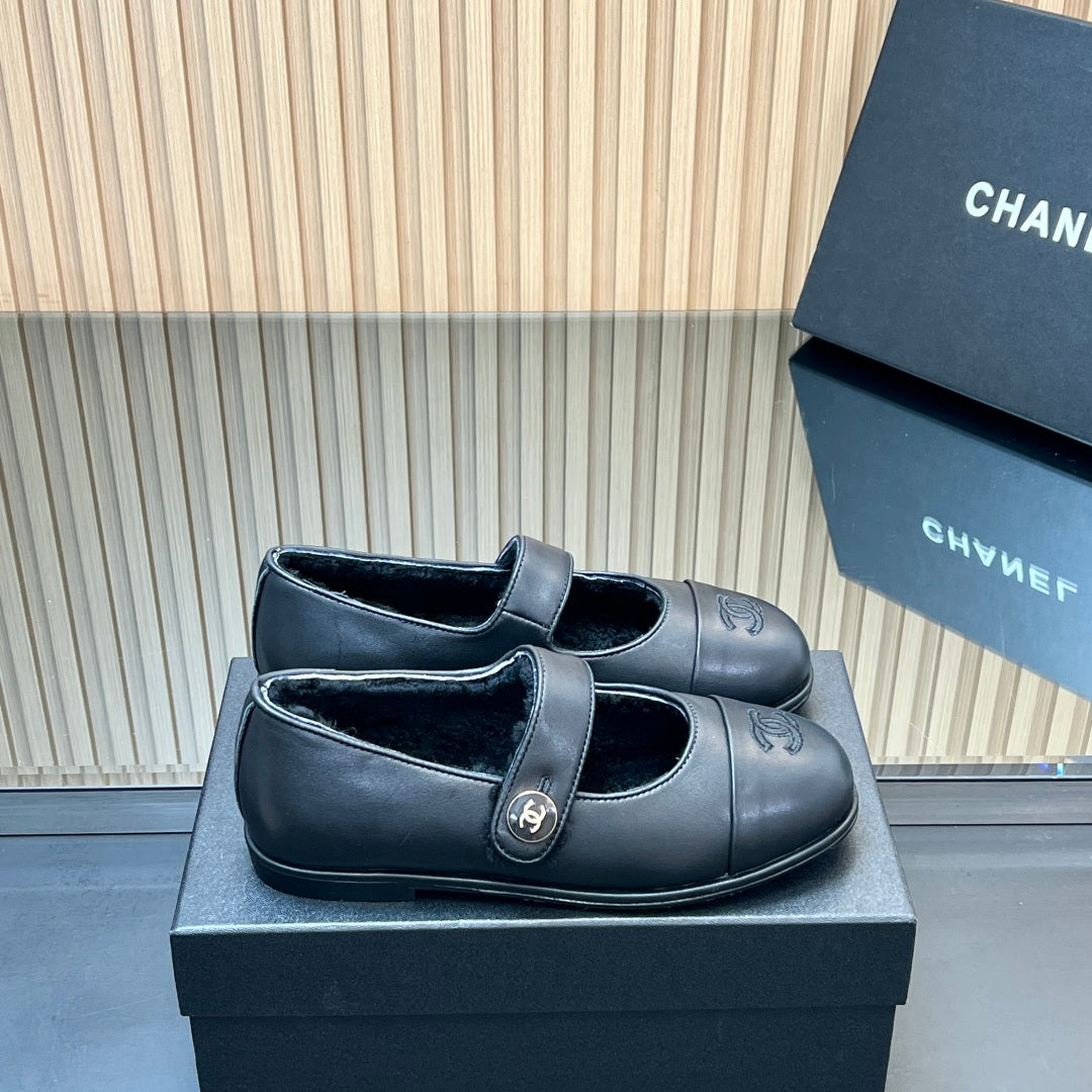 25 Mary Jane's lamb wool shoes