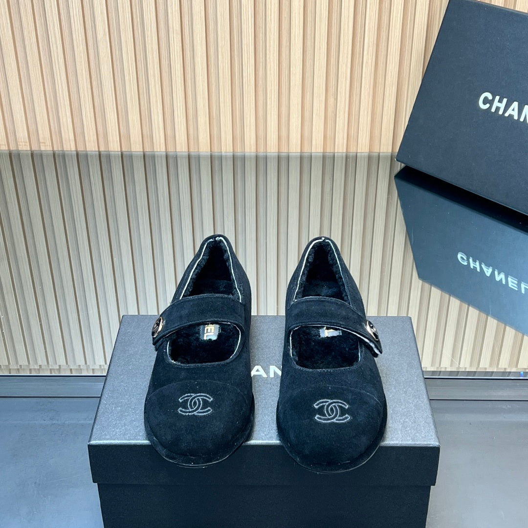 25 Mary Jane's lamb wool shoes