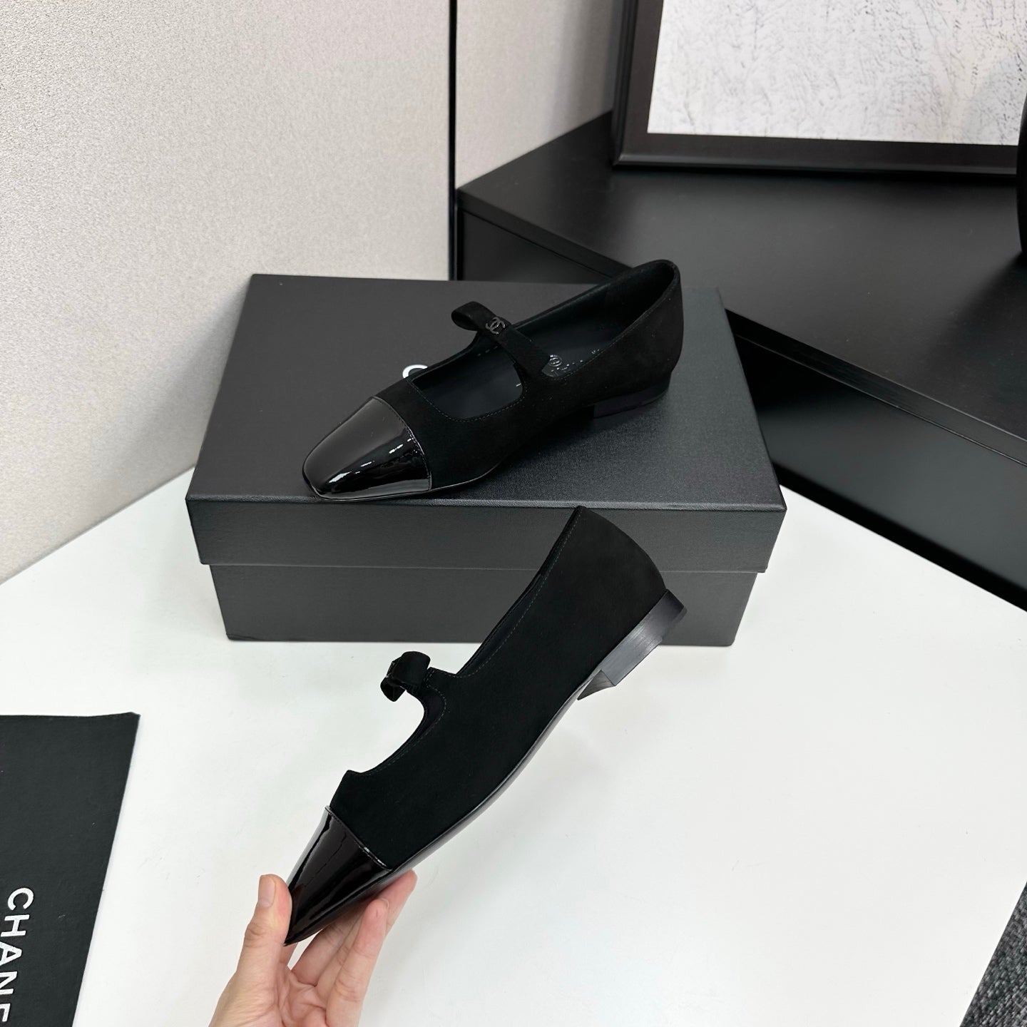 25 Pointed lacquered flat shoes