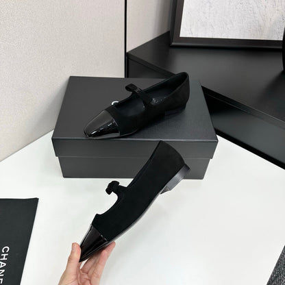 25 Pointed lacquered flat shoes