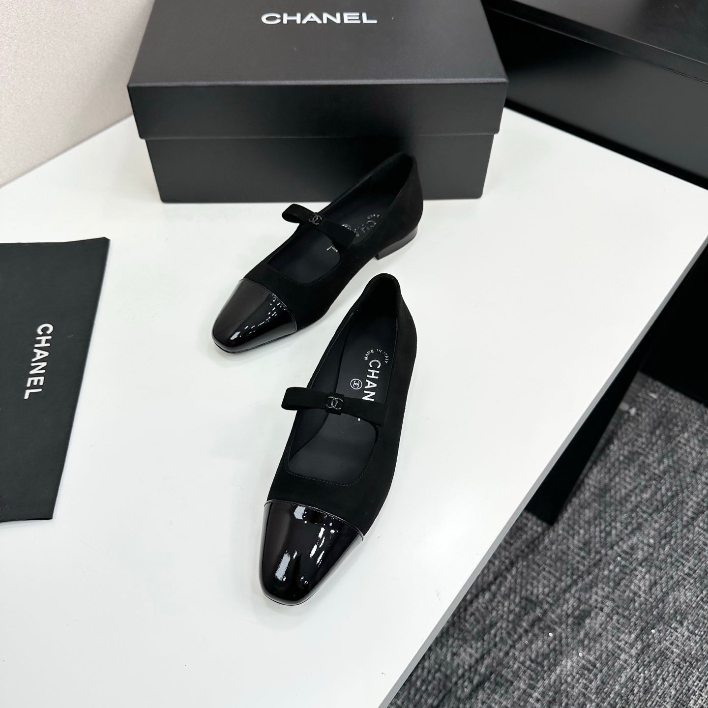 25 Pointed lacquered flat shoes