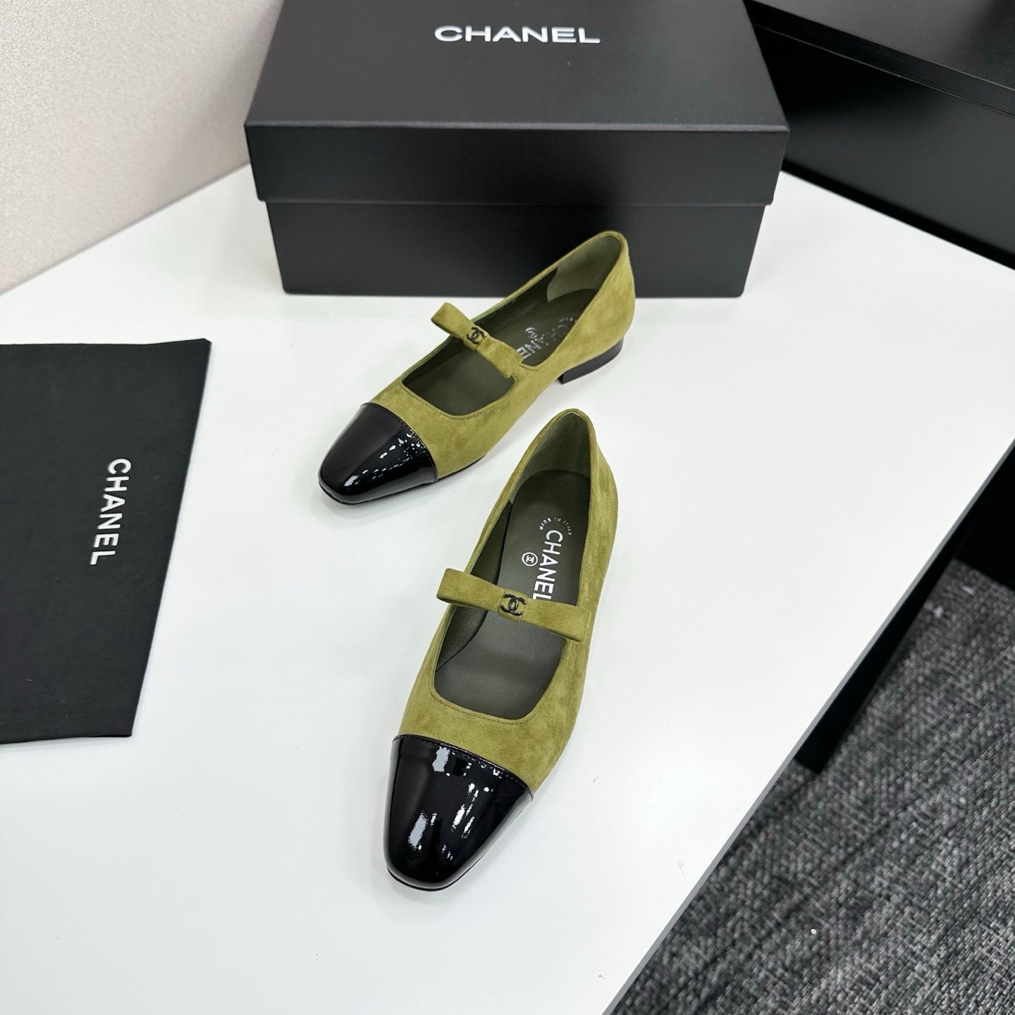 25 Pointed painted flat shoes