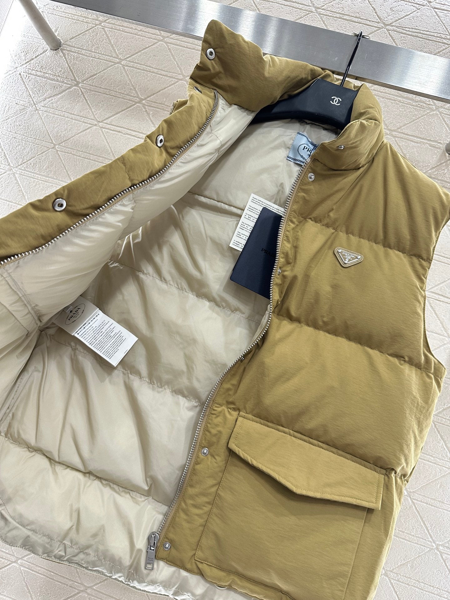 25 Standing collar down vest