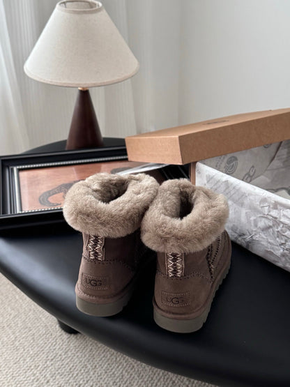 Plush snow boots