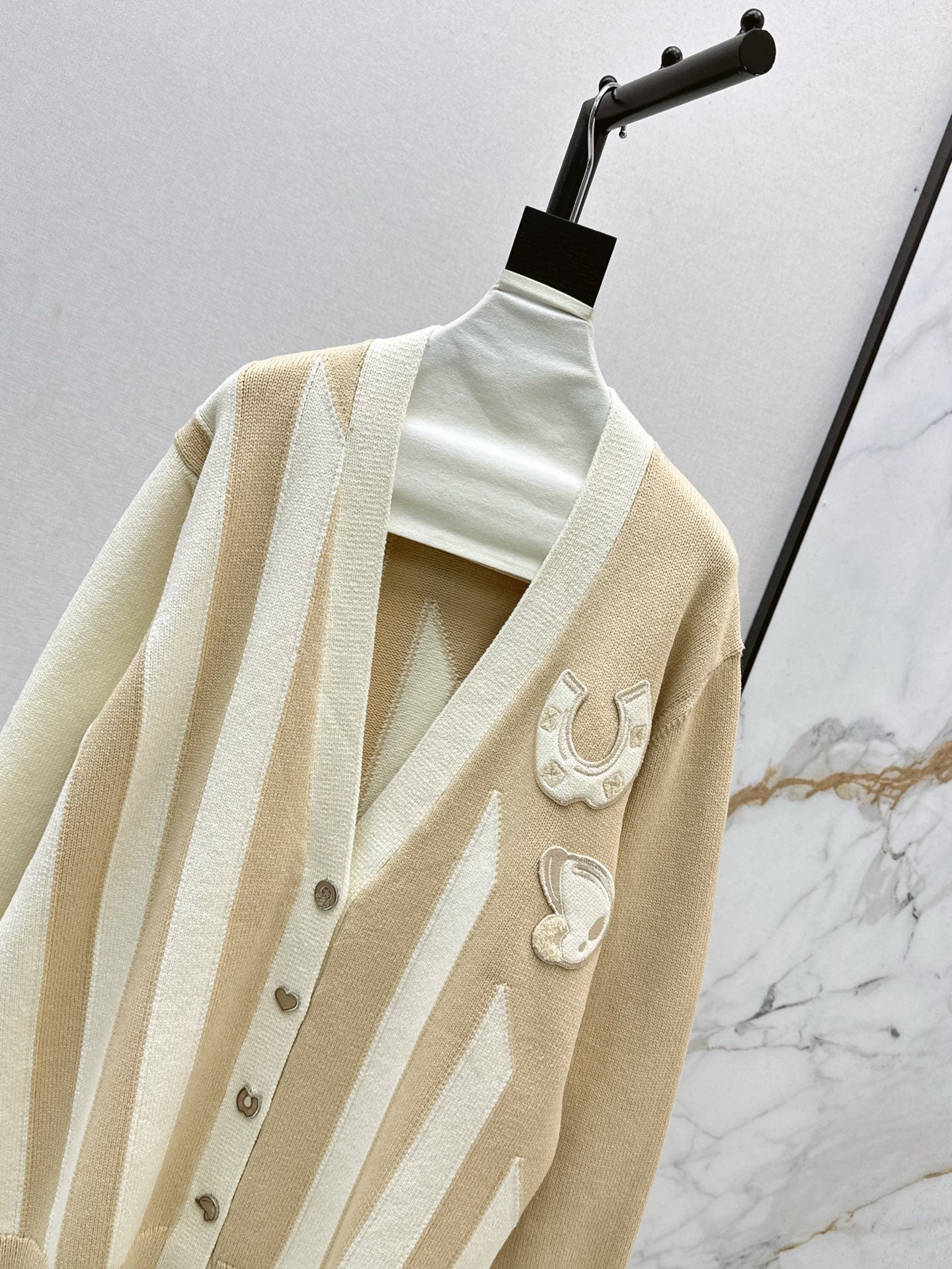 25 New premium V-neck knitted cardigan