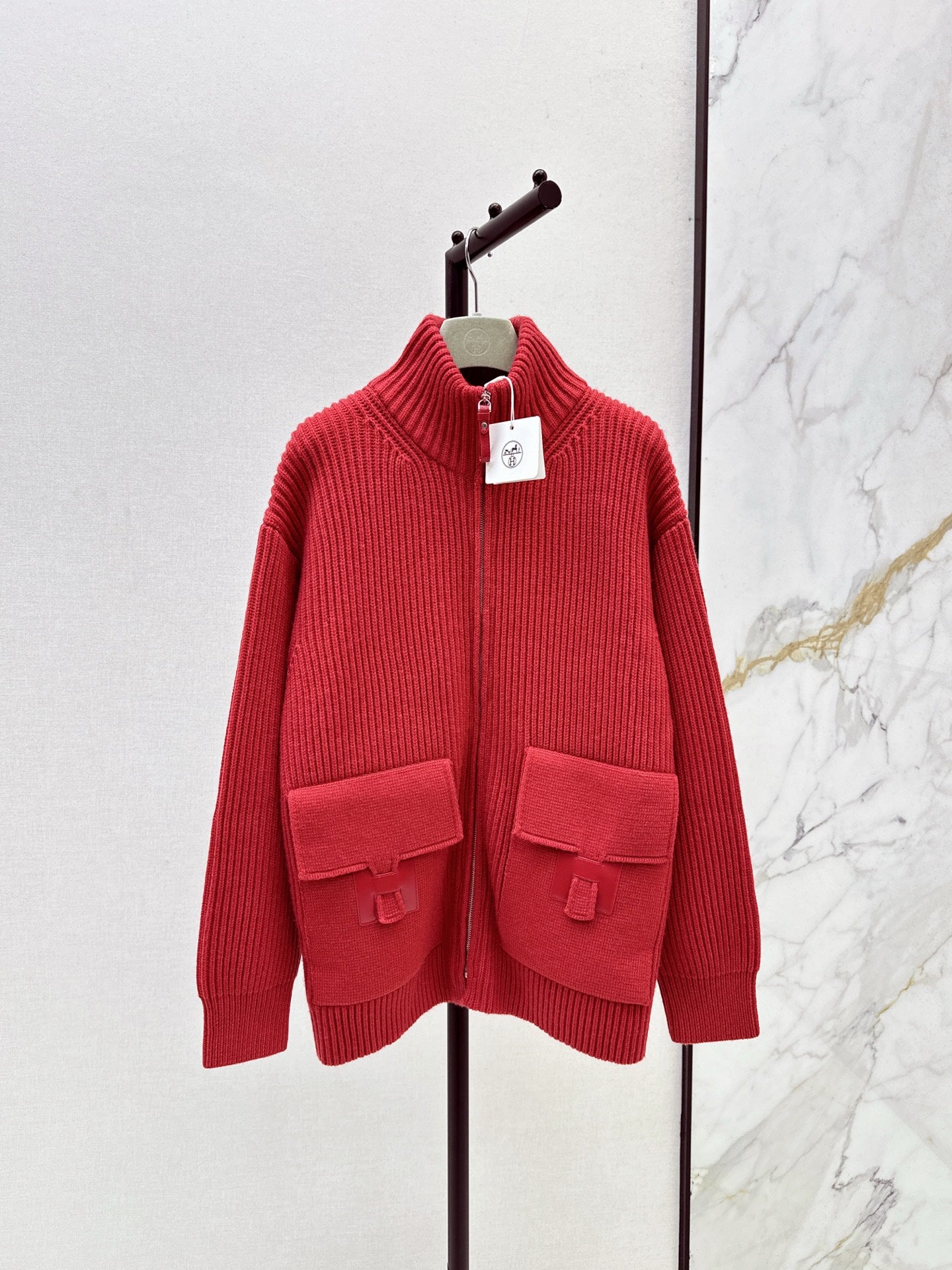 25 New Classic H-Pattern Decorative Pocket Wool Knitted Cardigan(GRAY/RED)