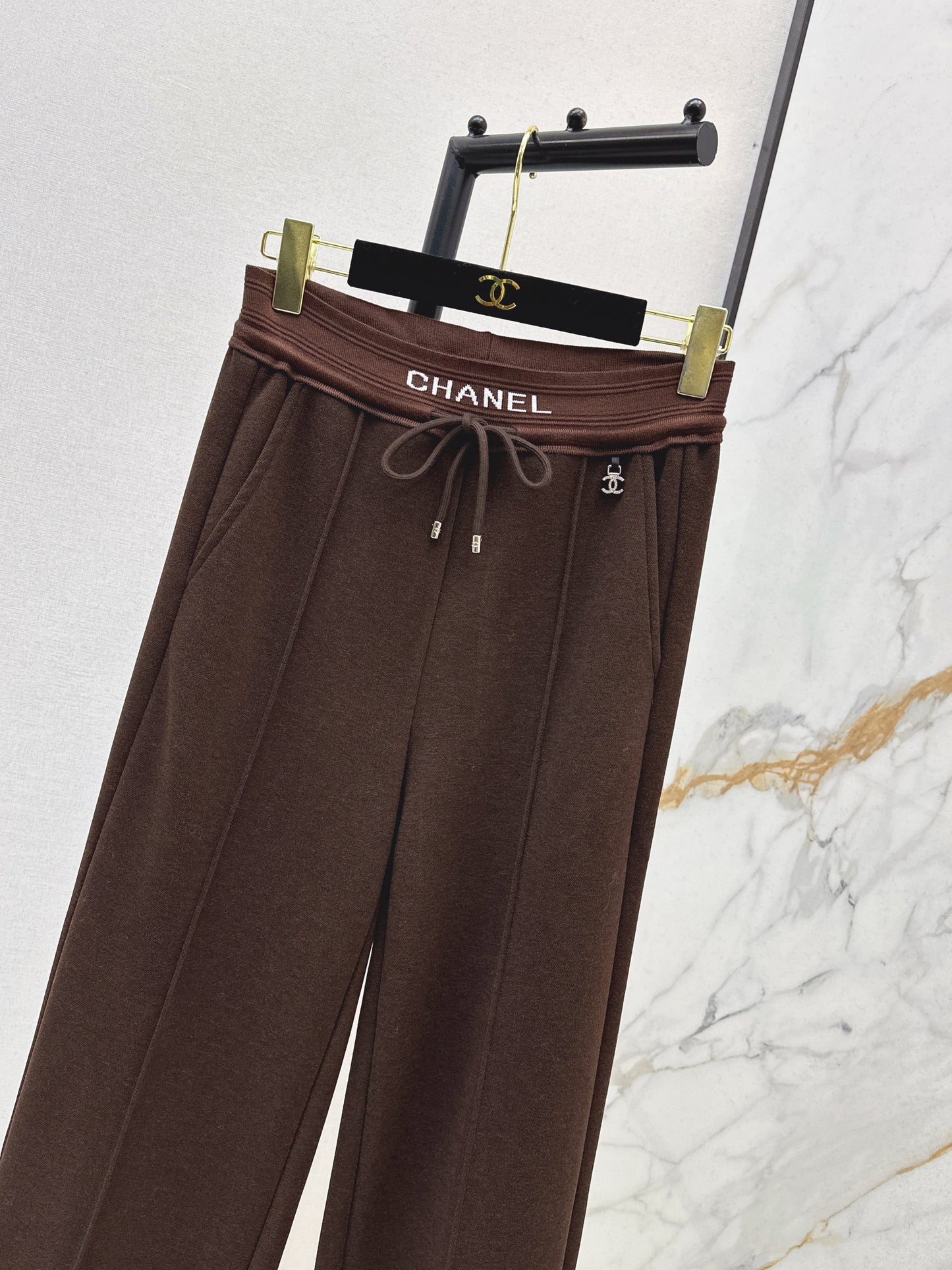 New straight-leg pants with small logo decoration