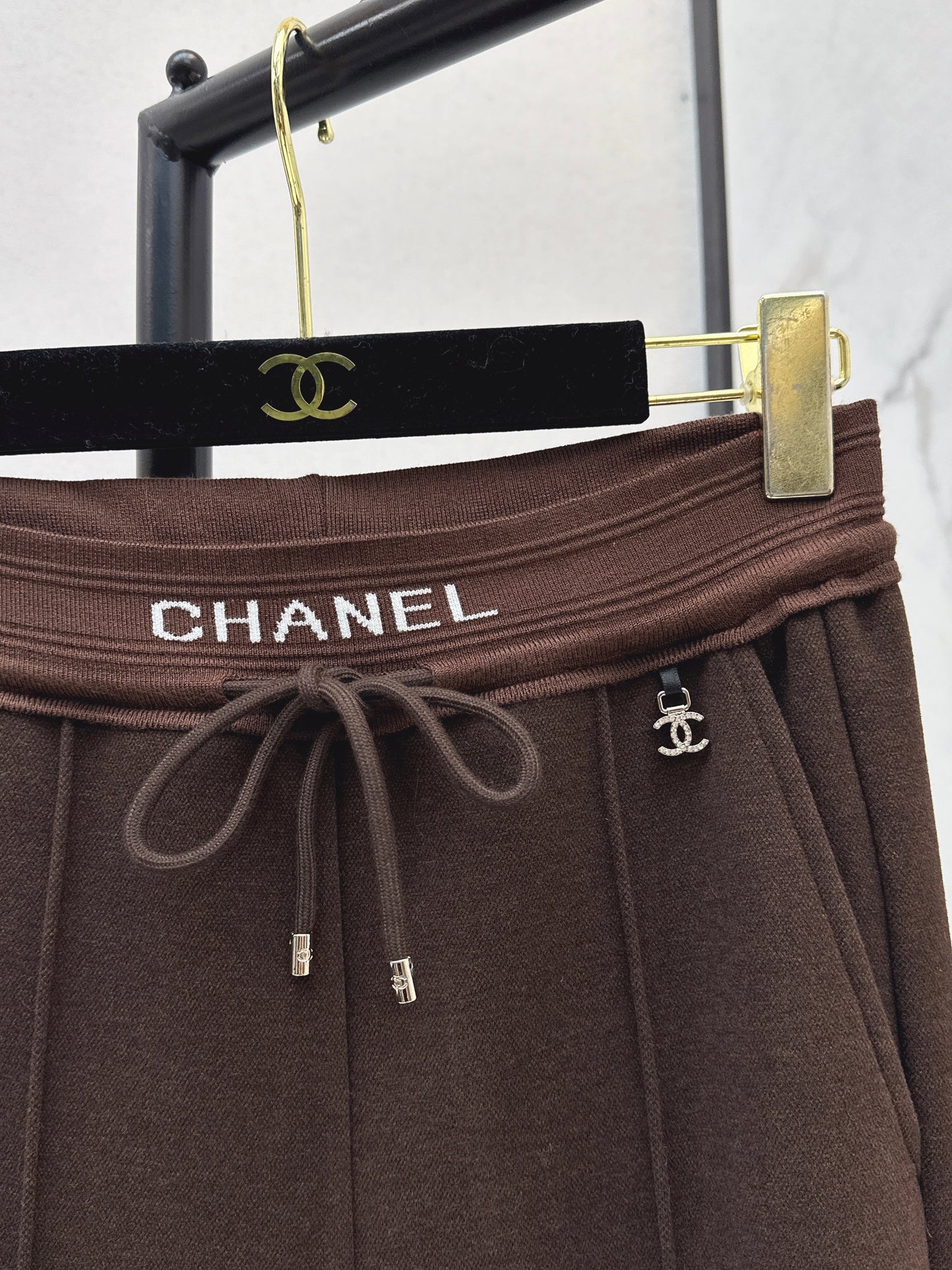 New straight-leg pants with small logo decoration