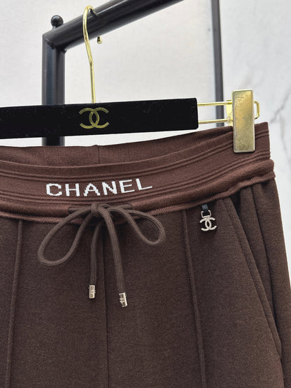 New straight-leg pants with small logo decoration