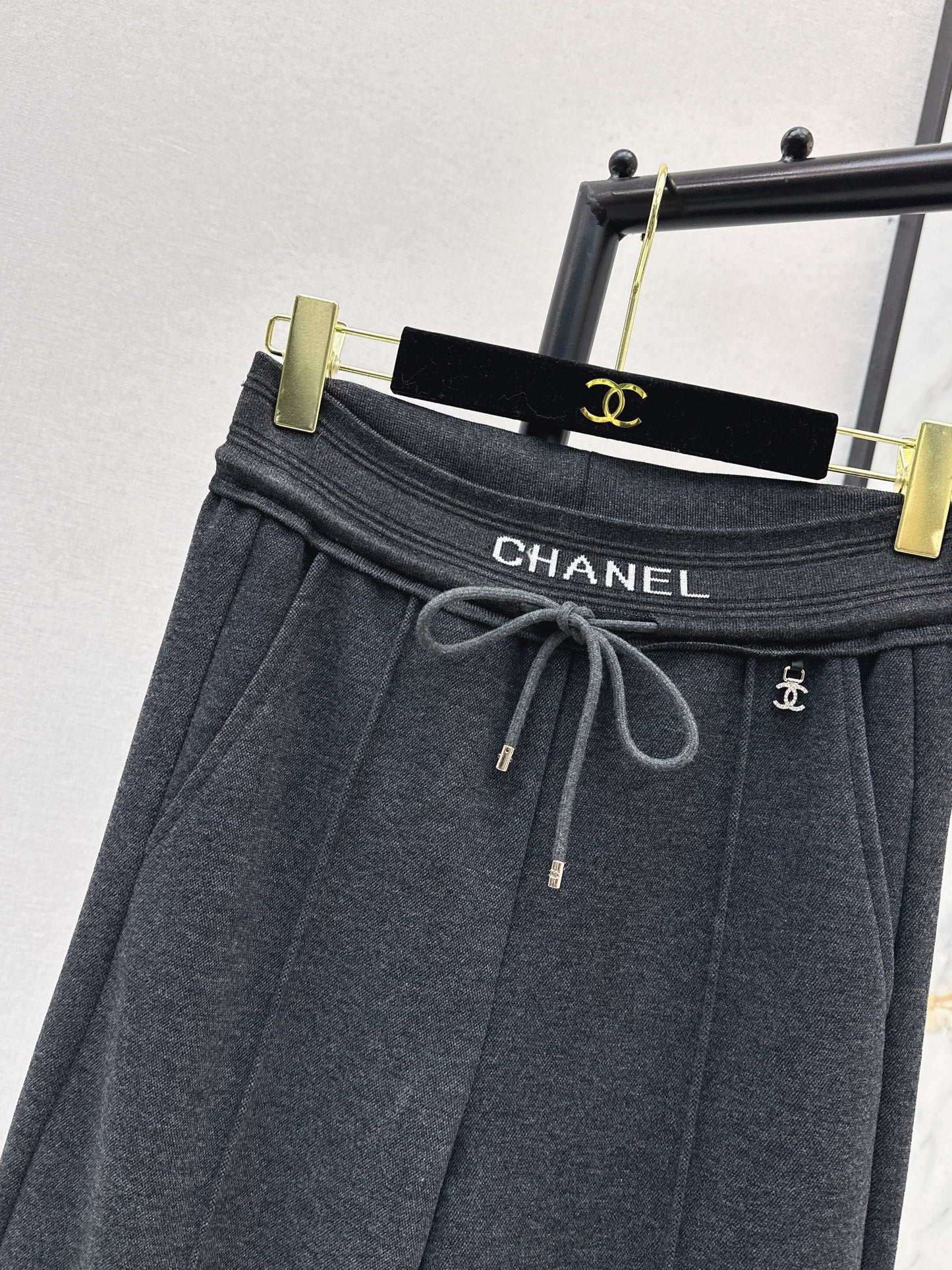 New straight-leg pants with small logo decoration