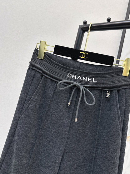 New straight-leg pants with small logo decoration