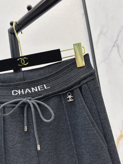 New straight-leg pants with small logo decoration