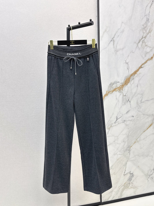 New straight-leg pants with small logo decoration