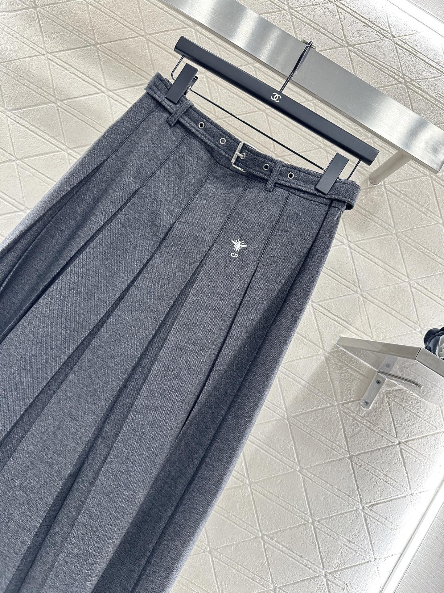 Belted midi pleated skirt