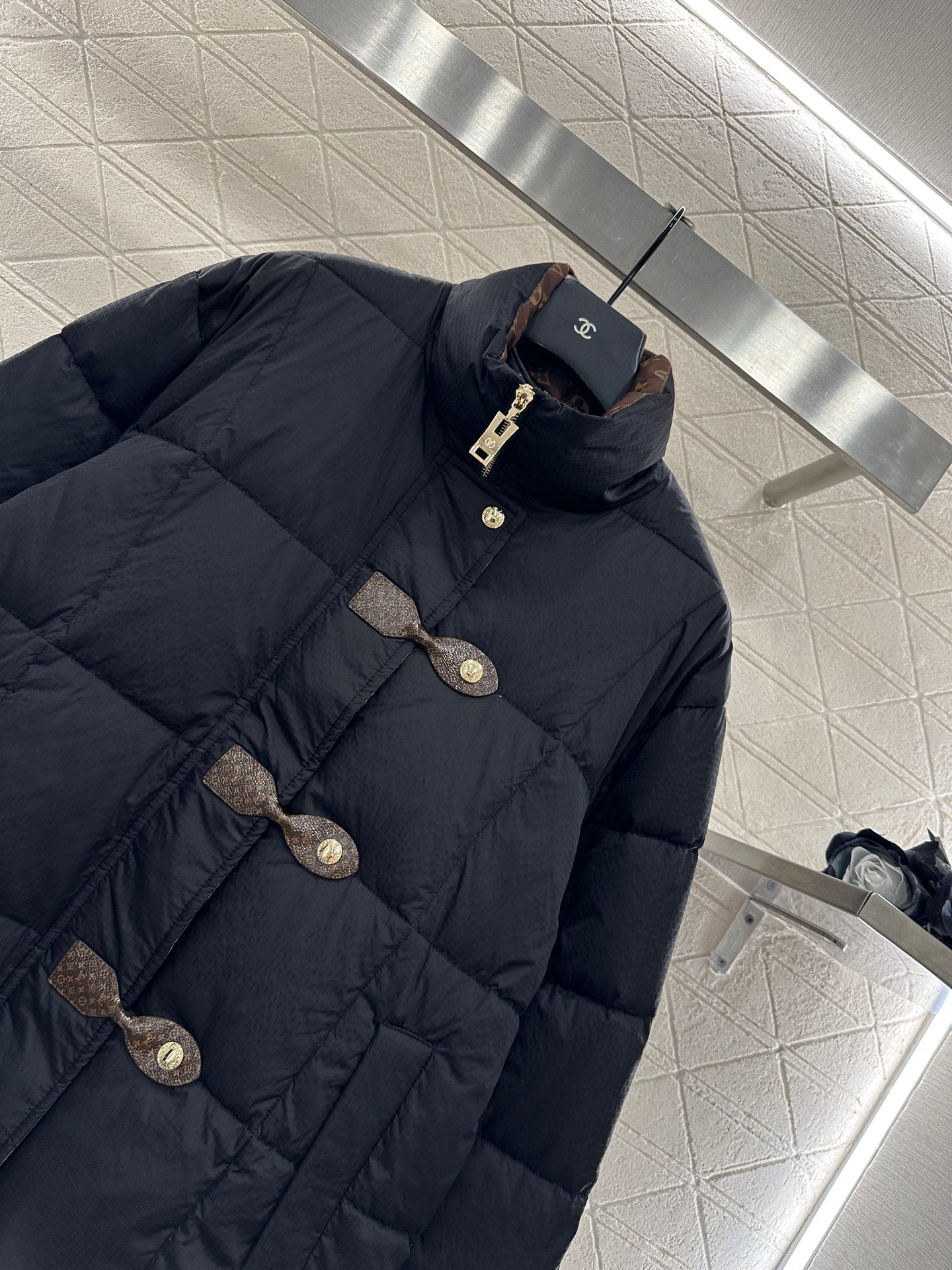 Leather buckle stand-up collar down jacket