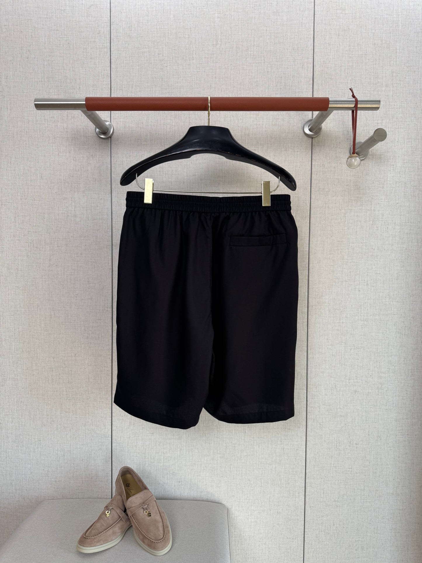 Loro 25fw embroidered short