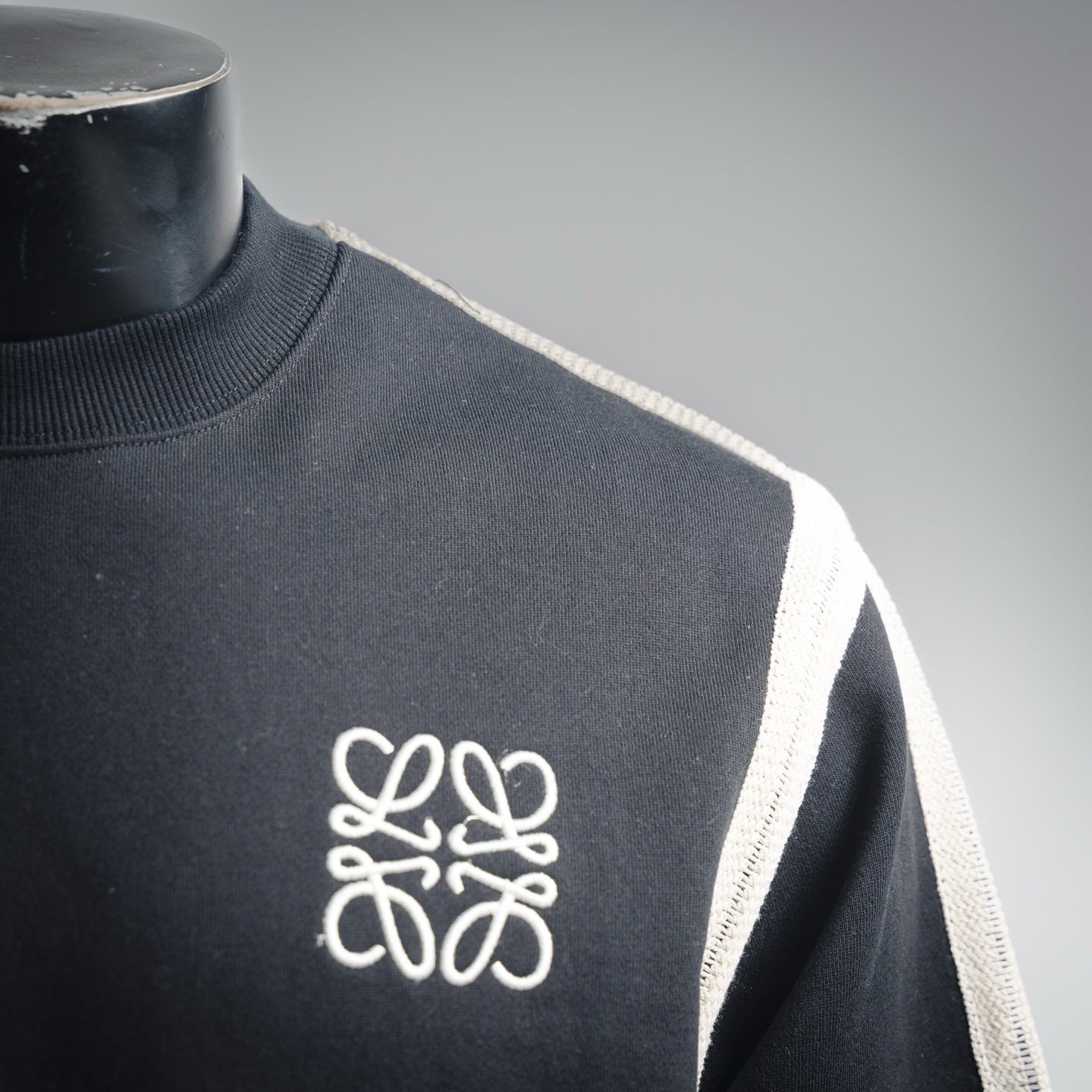 Loe 25fw embroidered sweatshirt