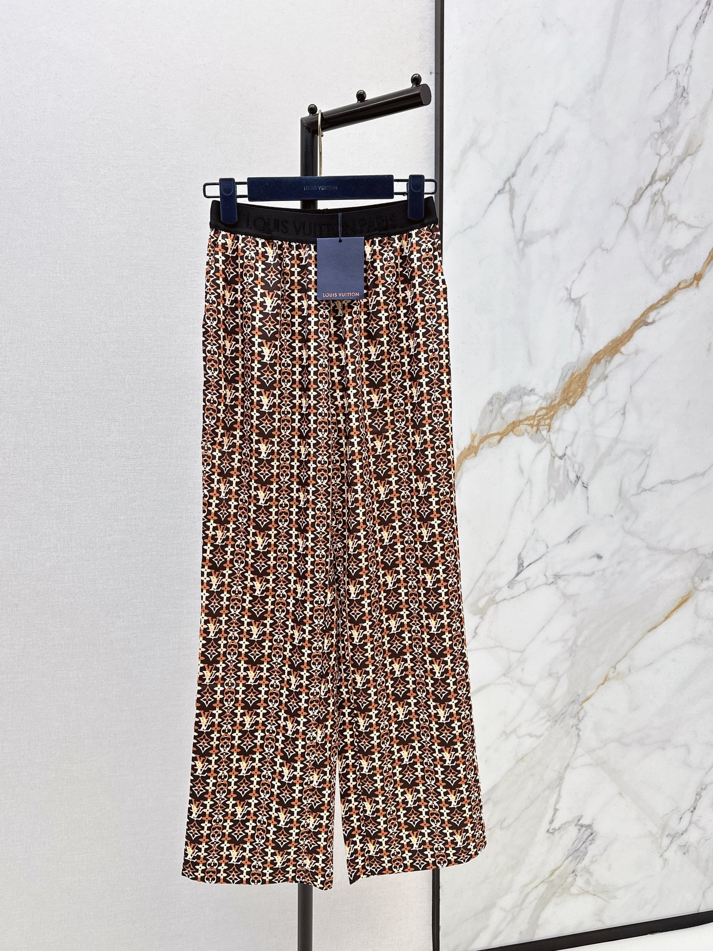 Elastic waist straight leg trousers