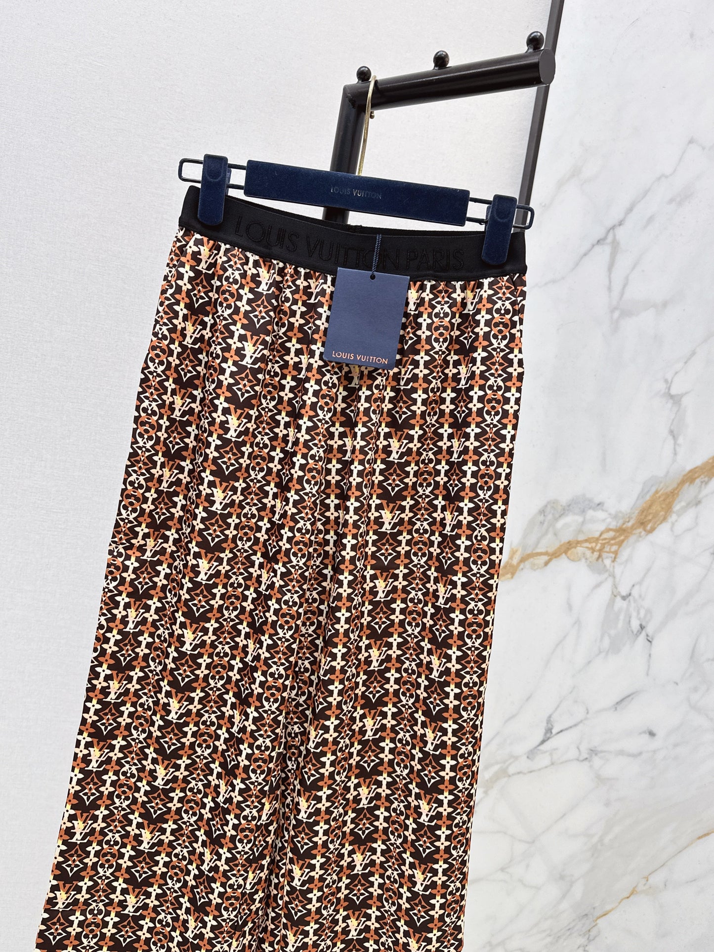 Elastic waist straight leg trousers