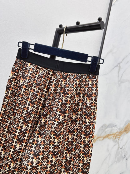 Elastic waist straight leg trousers