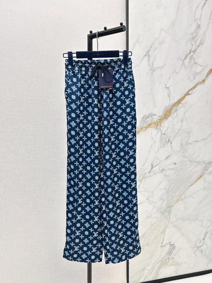 Elastic waist straight leg trousers