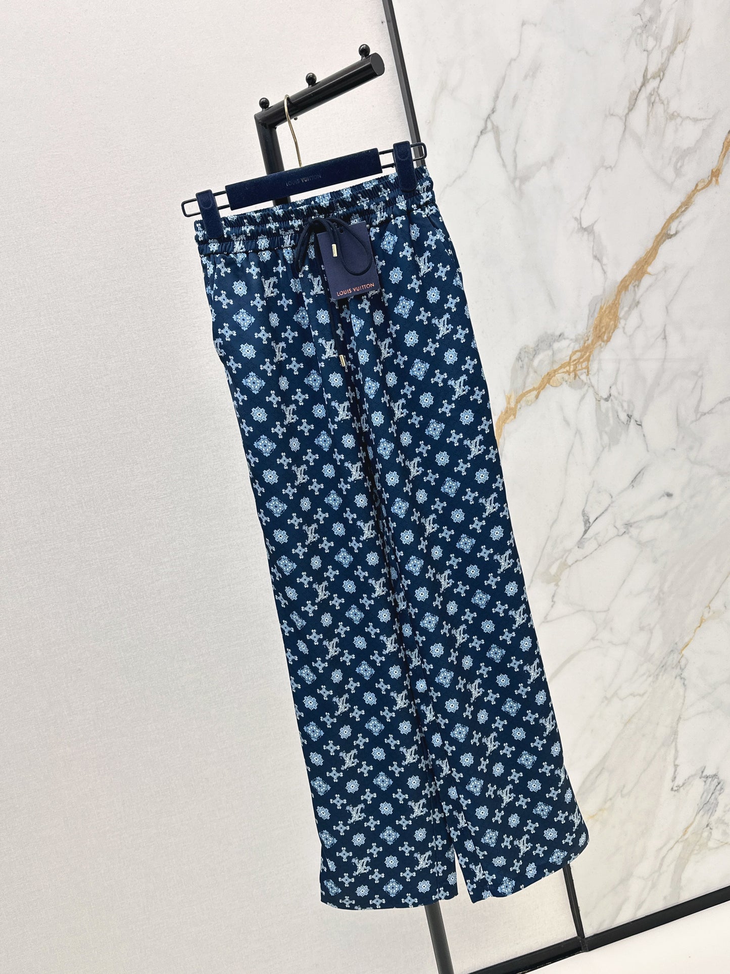 Elastic waist straight leg trousers