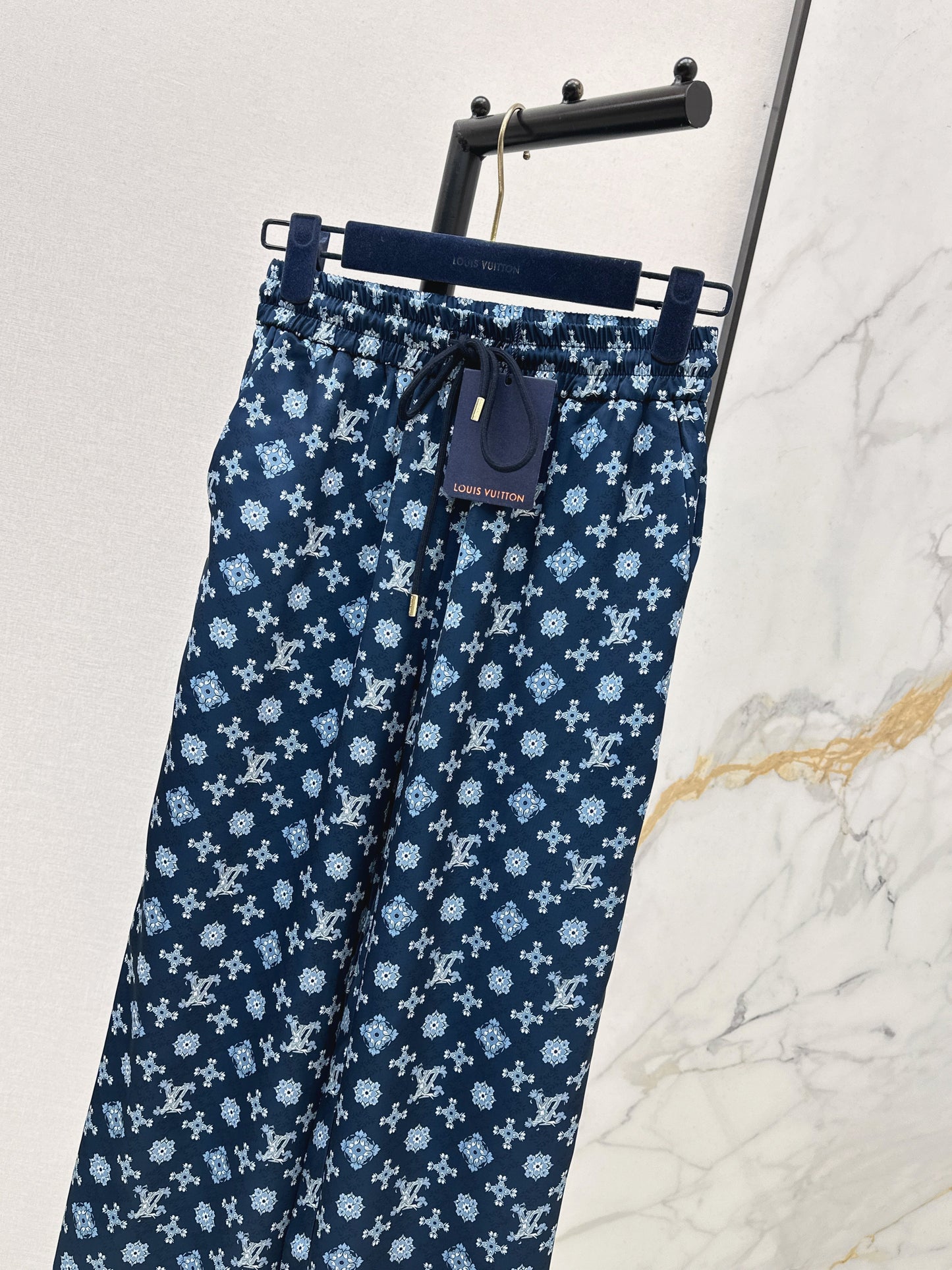 Elastic waist straight leg trousers