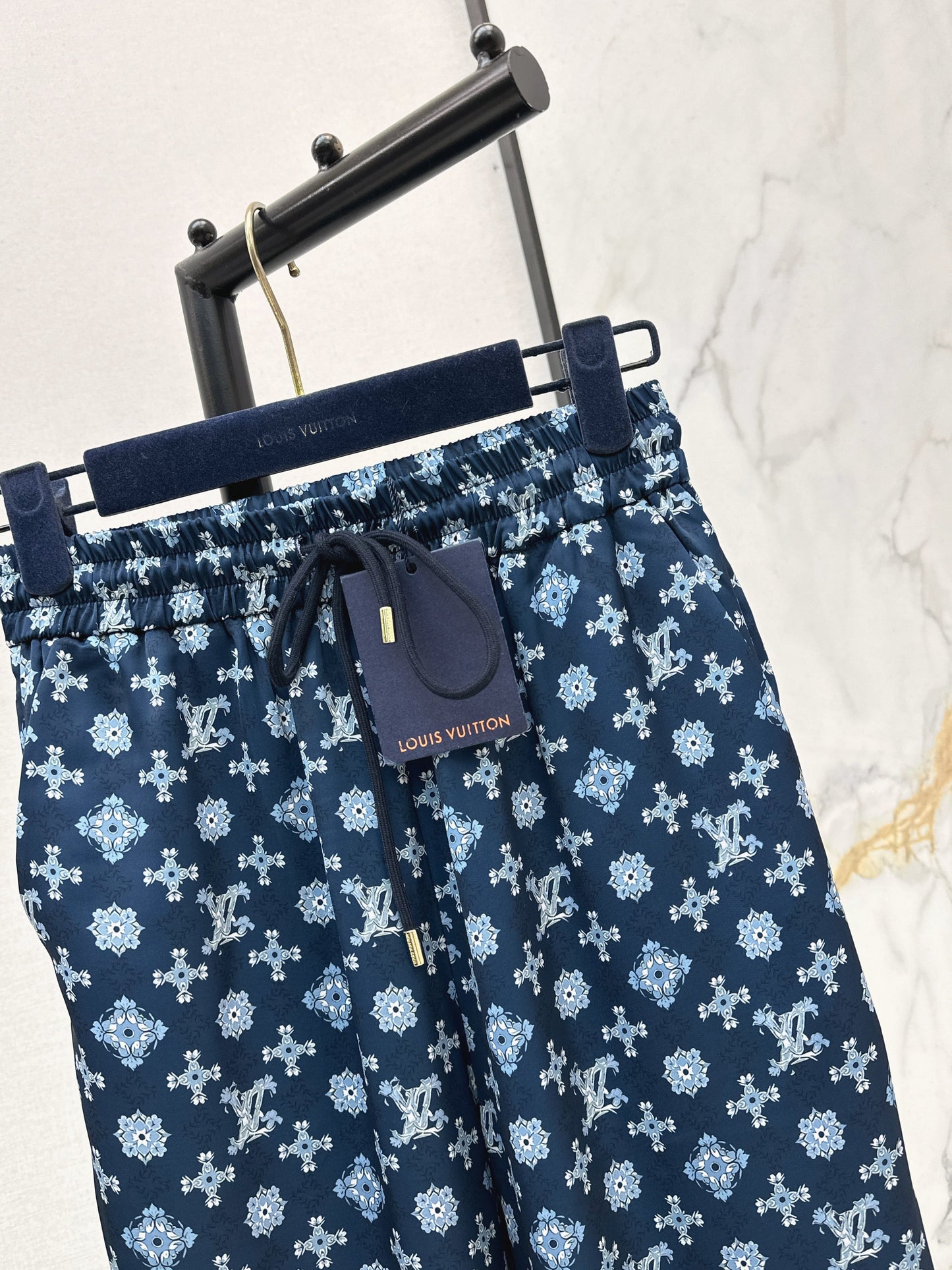 Elastic waist straight leg trousers