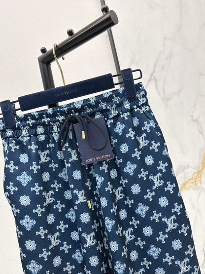 Elastic waist straight leg trousers