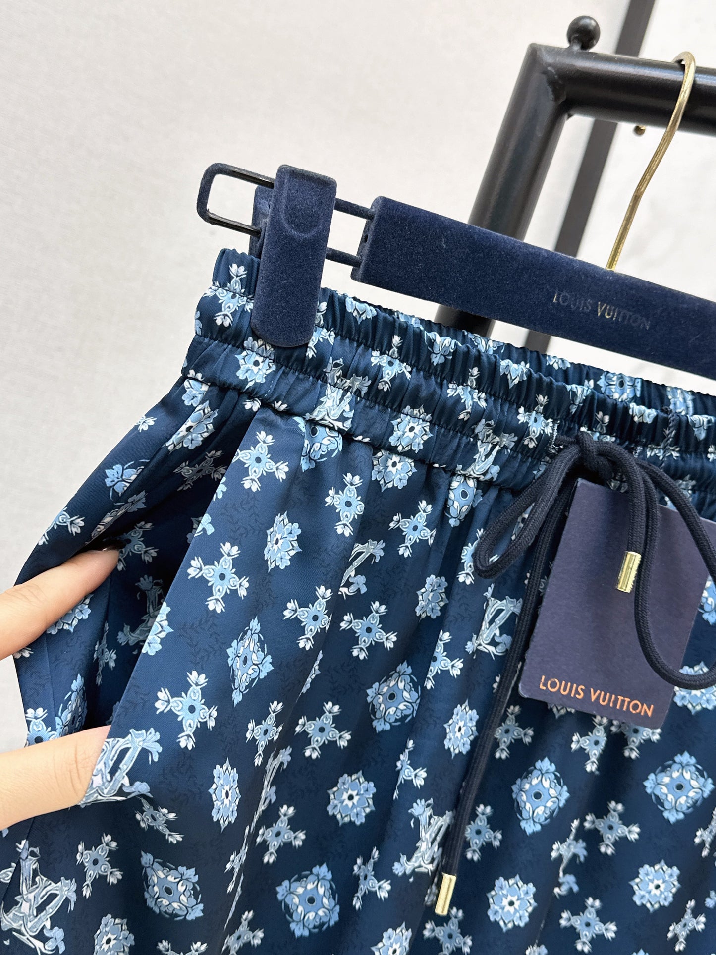 Elastic waist straight leg trousers