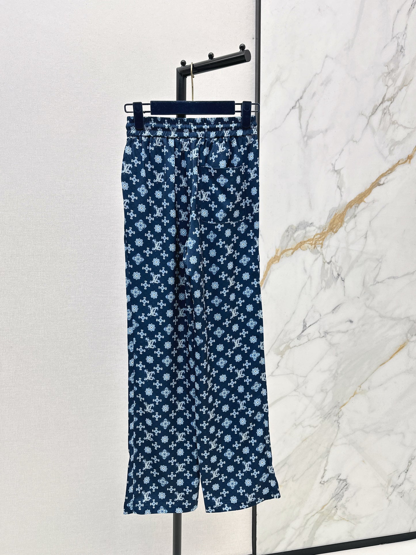 Elastic waist straight leg trousers