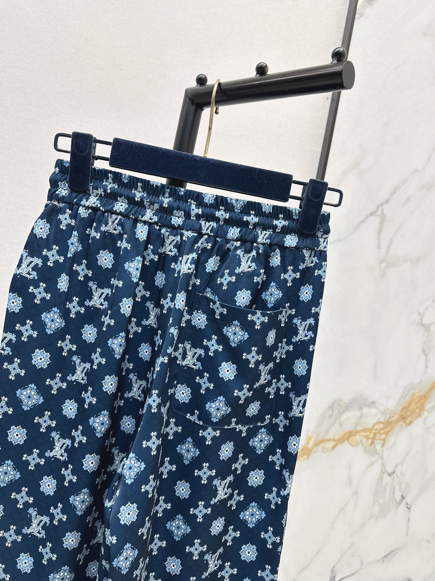 Elastic waist straight leg trousers