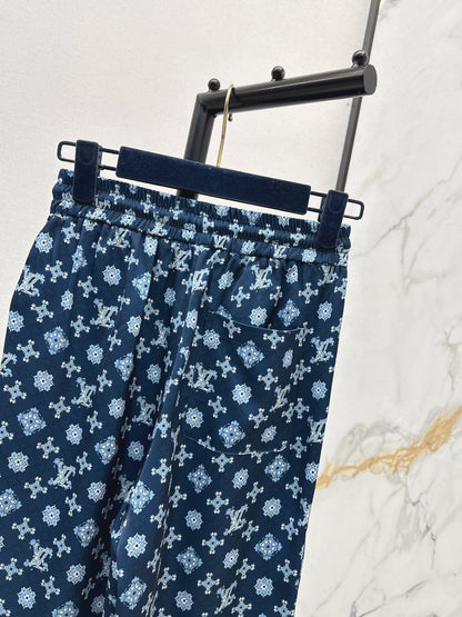 Elastic waist straight leg trousers