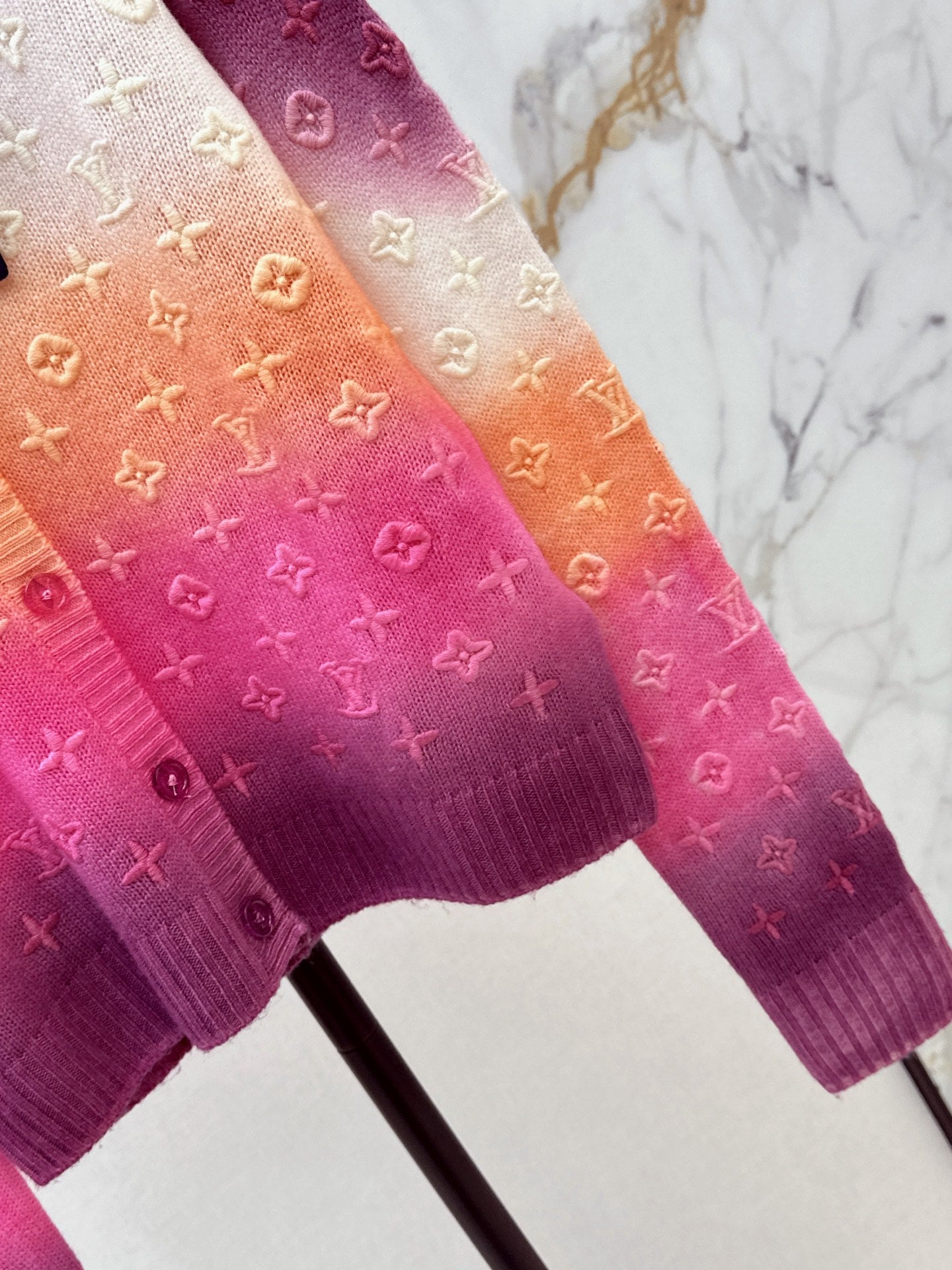 26SS New Cashmere Knit Cardigan with Gradient Ombré Effect and Embossed Logo 🤍